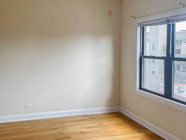 Building Photo - 3230 N Kenmore Ave