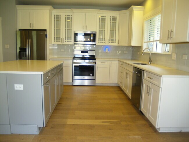 Building Photo - 549 Louise Dr