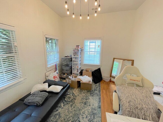 Foto del edificio - 2 BED | 2 BATH | DIXON PARK