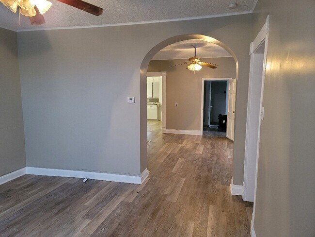 Building Photo - 2 Bedroom newly remodeled unit!