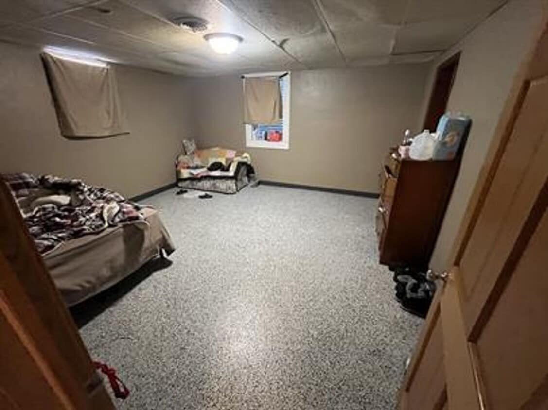 Foto del edificio - 5 bedroom/ 2 bath home within walking distance to BSU