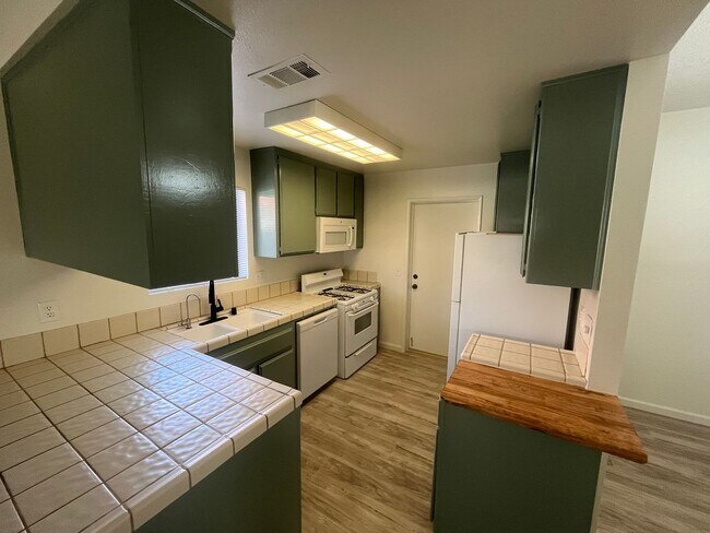 Foto del edificio - 402 Oakwood Ct