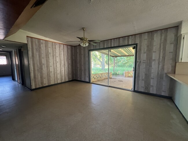 Building Photo - 1030 Louise Ln