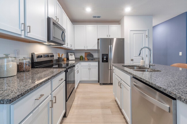 Cocina con isla grande - The Preserve at Poinciana - Homes for Rent