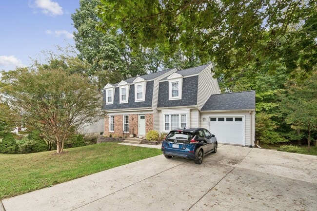 Building Photo - ocated in a sought-after community with to...