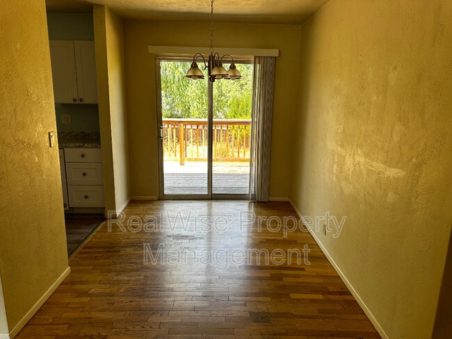 Building Photo - 660 Lit Way