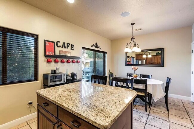 Foto del edificio - Spacious 3-Bed Townhouse Retreat in Southgate Townhomes