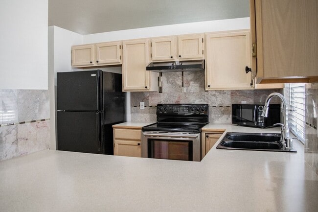 Building Photo - Spacious & open 3 bed 2 bath rambler W/3 c...