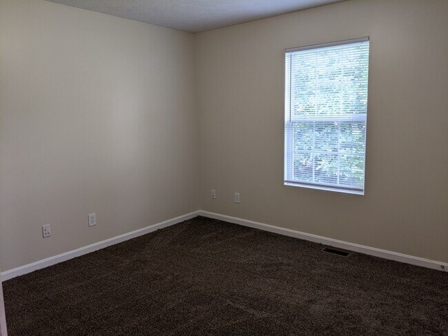Building Photo - 4 Bedroom House in East Glenn