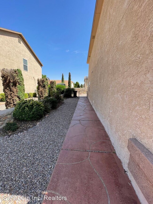 Building Photo - 5 br, 2.5 bath House - 6131 Blue Mountain Dr.