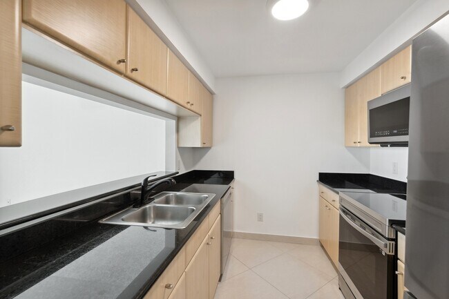 Building Photo - 2475 Brickell Ave