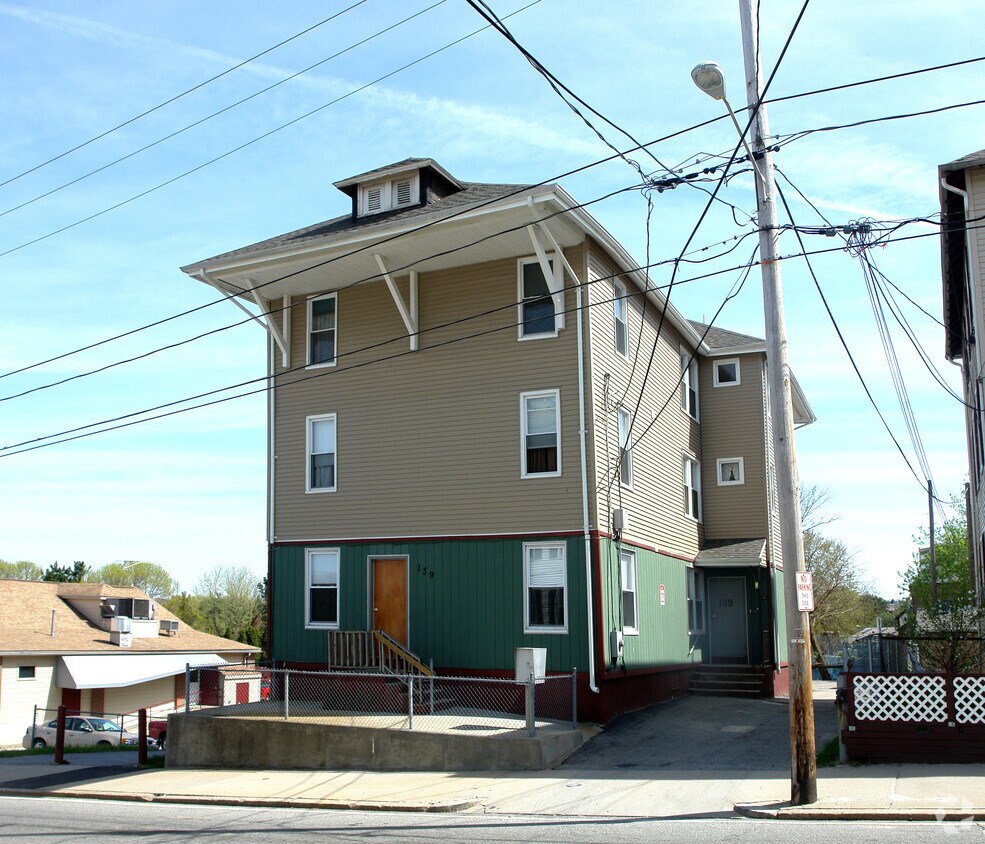 Foto del edificio - 139 E School St