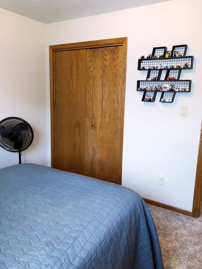 2nd picture of 3rd Bedroom showing closet - 343 DesPlaine De Pere