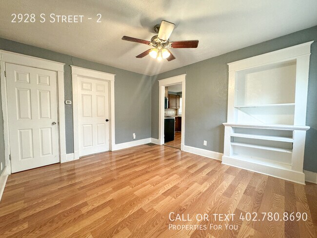 Building Photo - 2 bed 1 bath duplex with garage!