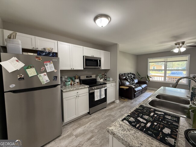 Building Photo - 305 Martin Cir