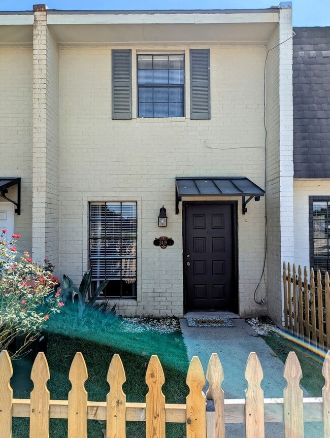 Building Photo - 2419 Robley Dr