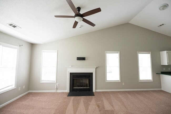 Foto del edificio - Charming 3 bedroom 2 bath ranch style home in Greensboro with covered front porch!