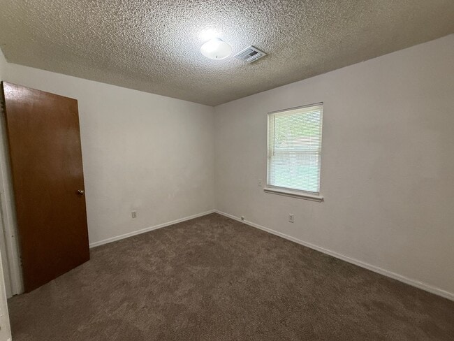 Building Photo - Three Bedroom, 2 Bath large Yard