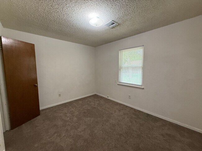 Foto del edificio - Three Bedroom, 2 Bath large Yard