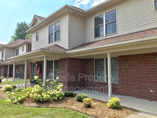 Building Photo - 1001 Somerset Ct
