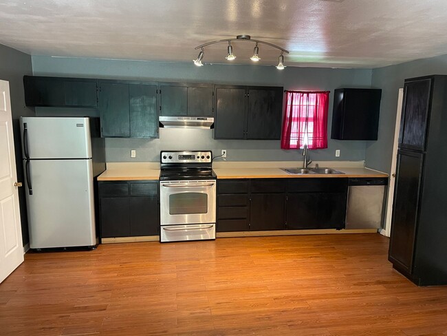 Building Photo - Cute 2006 Home!