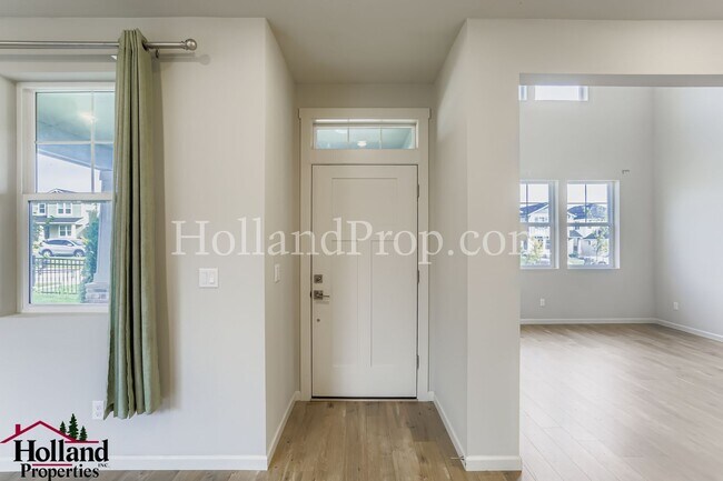 Building Photo - Discover the Charm of This Elegant North P...