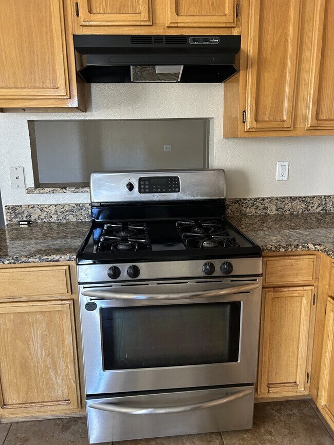 Building Photo - "Charming 3-Bedroom Oasis with 2 Full Bath...