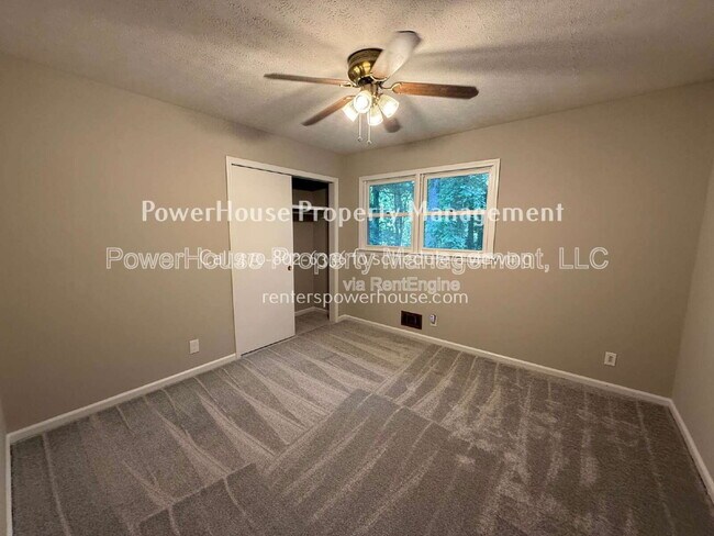 Foto del edificio - 3155 Oak Dr
