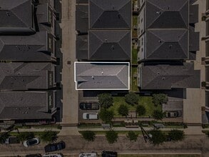 Building Photo - 725 Emile St