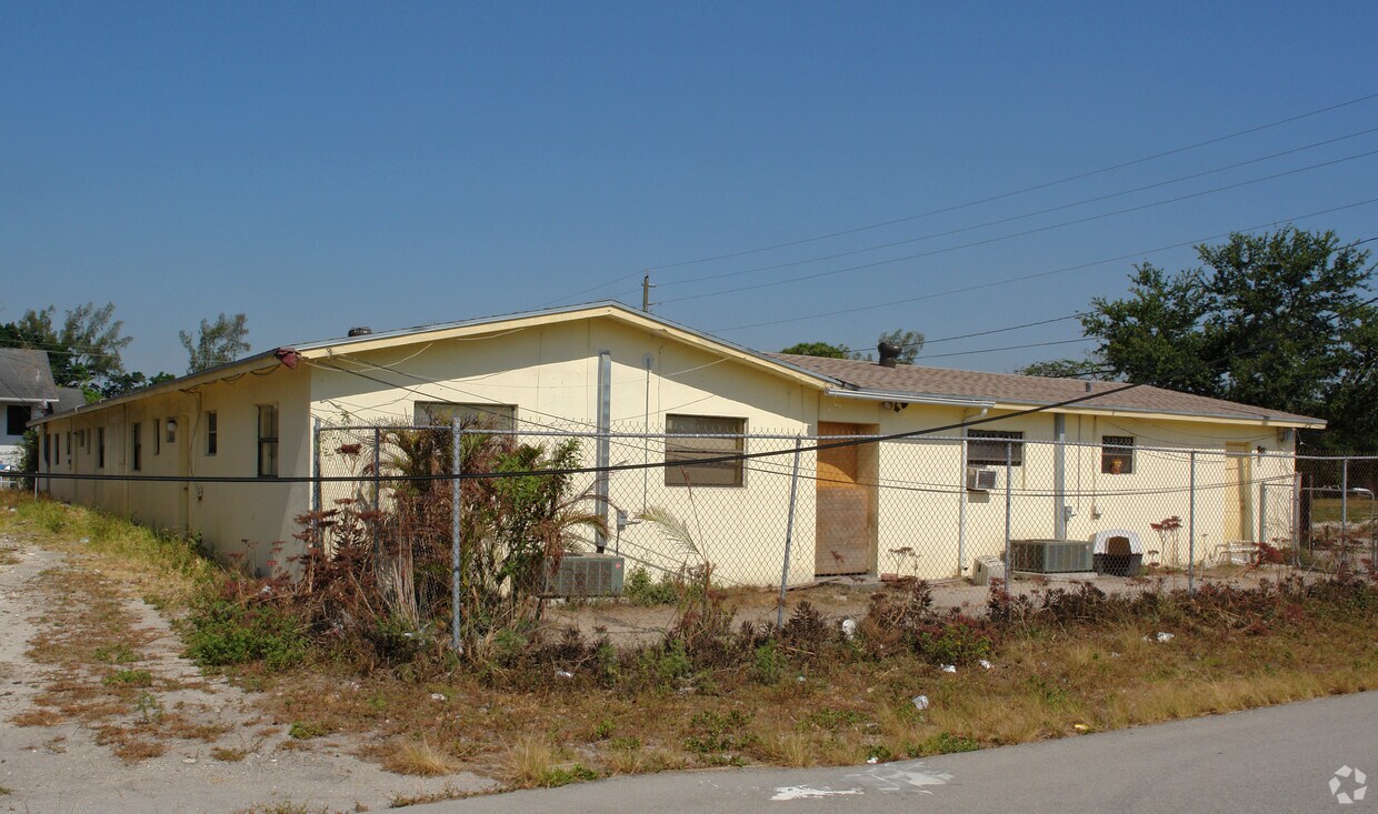 Building Photo - 2008 NW 27th St