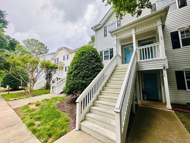 Building Photo - Newly Renovated 2 Bed, 2.5 Bath Chapel Hil...