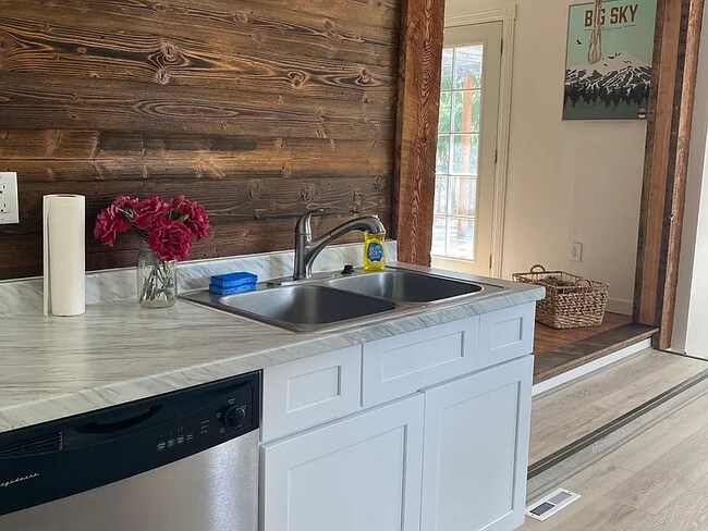 Foto del edificio - Charming 3-Bedroom Home in the Heart of Th...