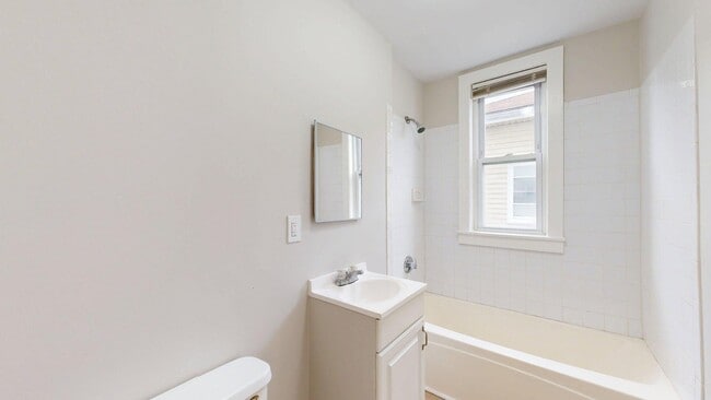 Building Photo - 163 Hichborn St