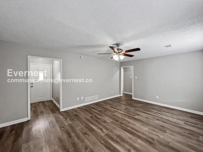 Building Photo - Limited Time Special Offer / 4 Bed, 2 Bath Home with Fenced Yard / Pet-Friendly / Available Now!