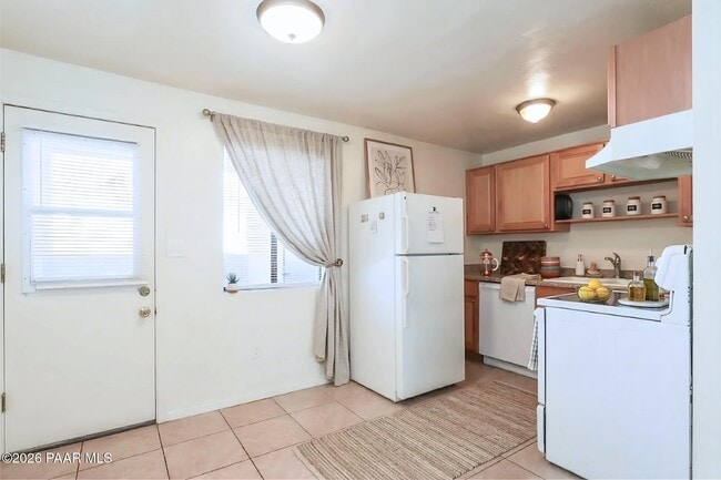 Building Photo - 455 W Kelso St