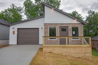 Building Photo - 162 S Woodsprings Dr