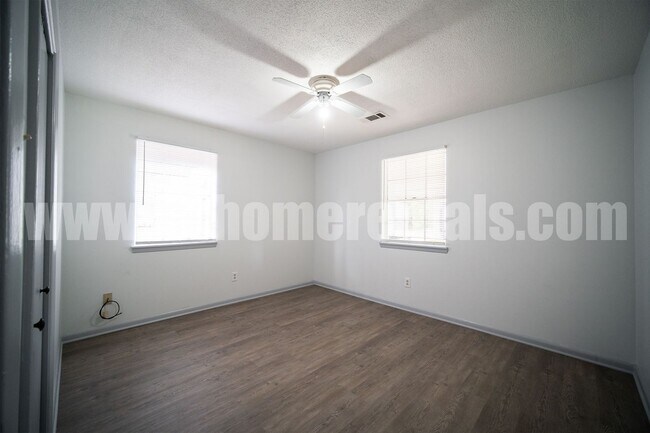Foto del edificio - 8209 Woodview Dr E