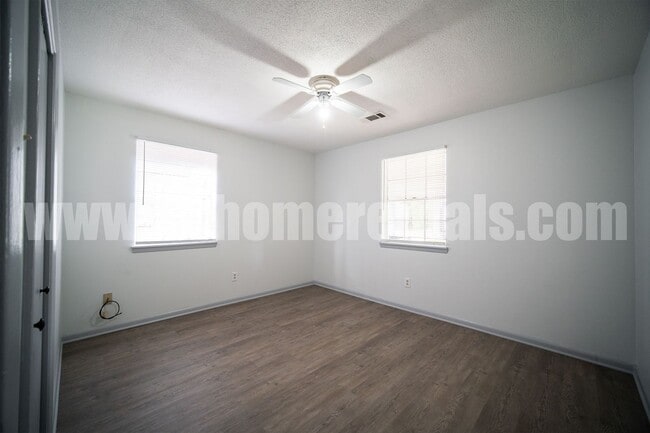 Building Photo - 8209 Woodview Dr E