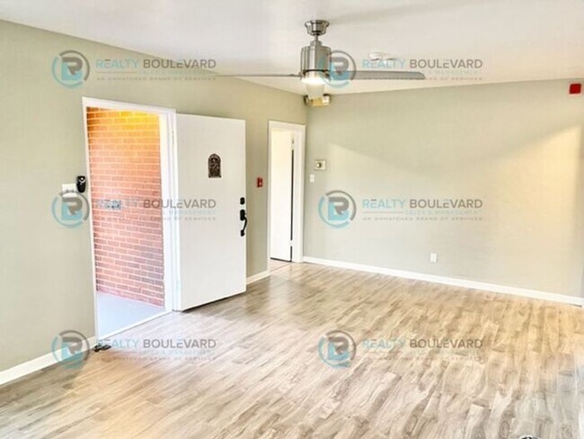 Foto del edificio - Stylish, Remodeled 3-Bedroom Home Near Mid...