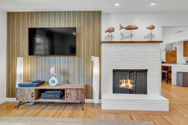 Foto del edificio - 6836 S Land Park Dr