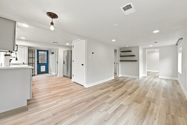 Foto del edificio - $2,420.95 with $300 Cleaning Voucher 2 Beds - 1 Bath, Single Family Home in Englewood with Privat...