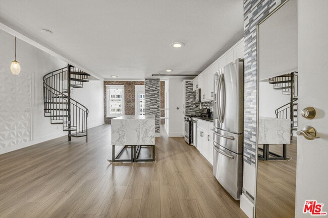 Foto del edificio - 253 S Broadway