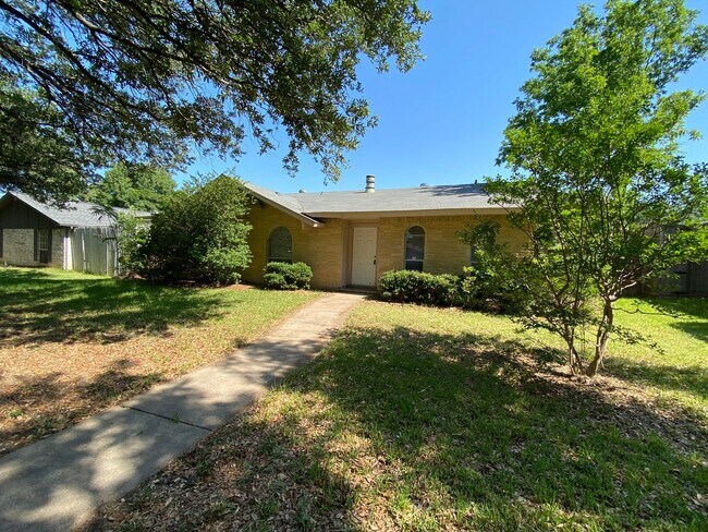 Building Photo - Open floor plan home with large backyard f...