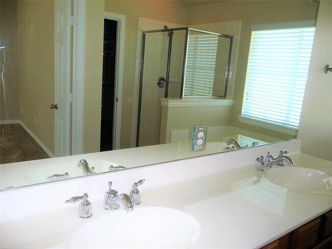 Building Photo - 2428 Foxwood Ln