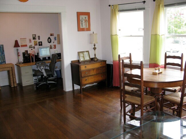 Sala de estar con vista al pasillo que se utiliza como oficina. - 28195 2819.5 Telegraph Ave