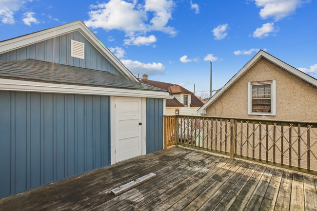 Building Photo - Bright 1 Bedroom Upper-Level Unit – All Ut...
