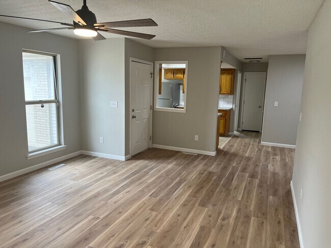 Building Photo - 3 Bed, 1 Bath Home with Attached Garage