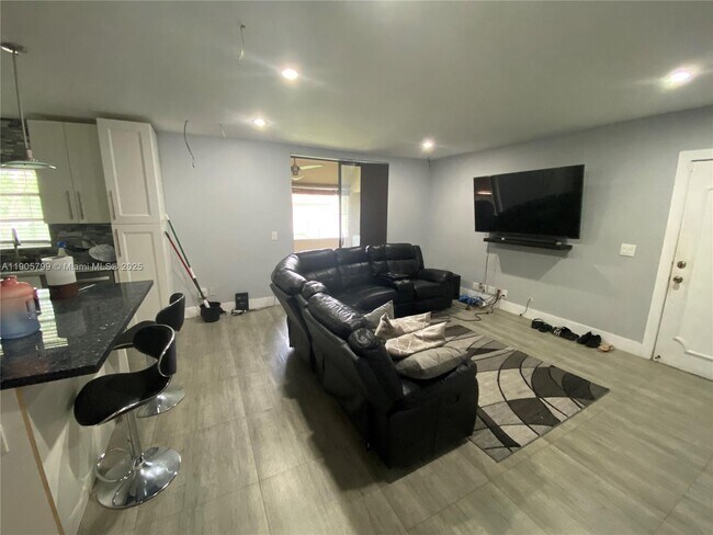 Foto del edificio - 8400 W Sample Rd