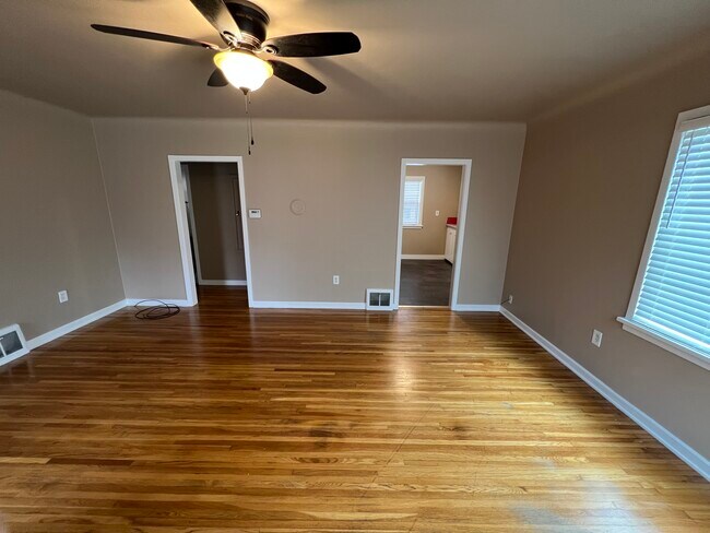 Building Photo - 703 W Linden Ave