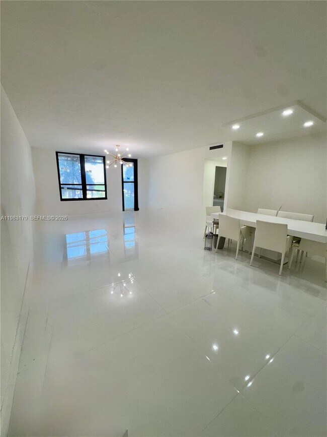 Foto del edificio - 10185 Collins Ave